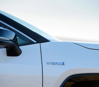 how does a hybrid car work
